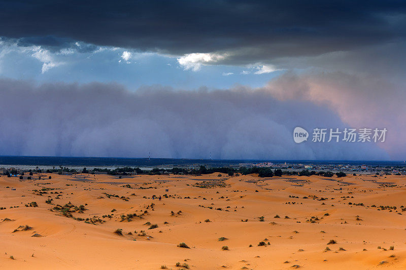 沙尘暴正在接近Merzouga定居点，在Erg Chebbi沙漠，非洲摩洛哥